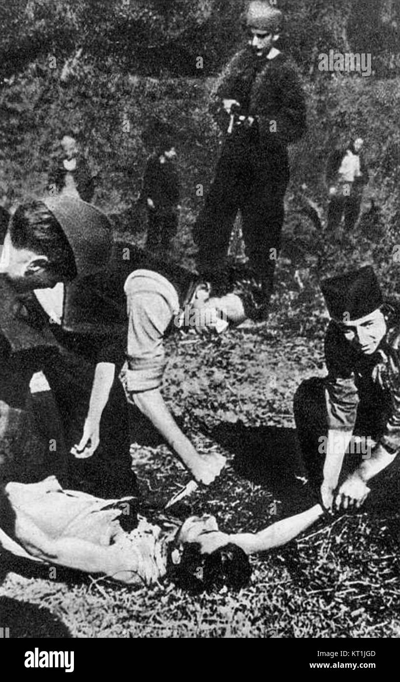 Un événement historique intense et graphique où les forces tchetnik sont représentées dans une confrontation brutale avec des partisans dans C5A0umadija, mettant en valeur les tactiques brutales de la guerre pendant le conflit yougoslave. Banque D'Images