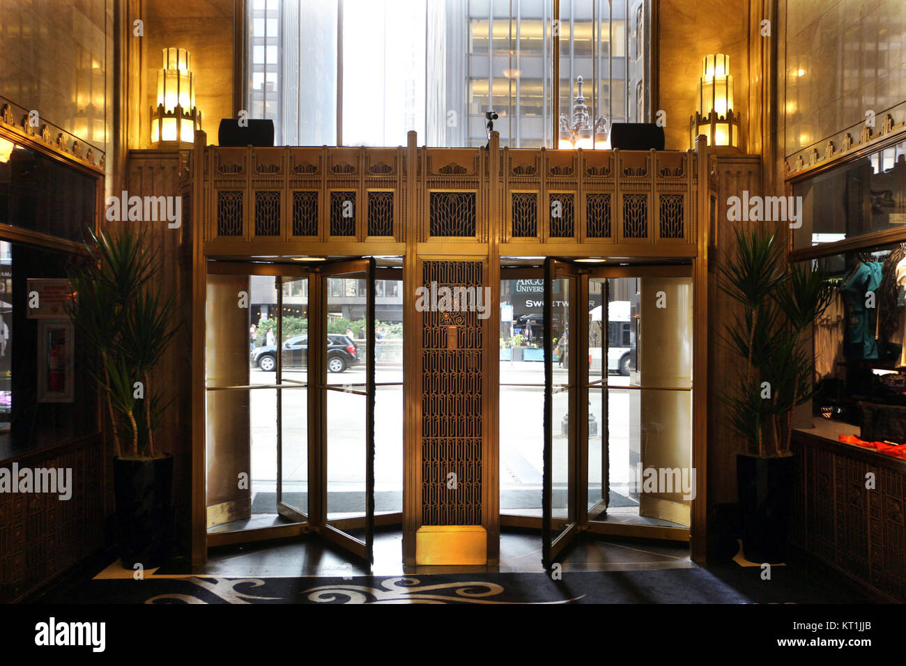 Le Carbide and Carbon Building, achevé en 1929 à Chicago, est un gratte-ciel emblématique, connu pour son style Art déco distinctif et son rôle dans l'histoire architecturale de Chicago. Banque D'Images