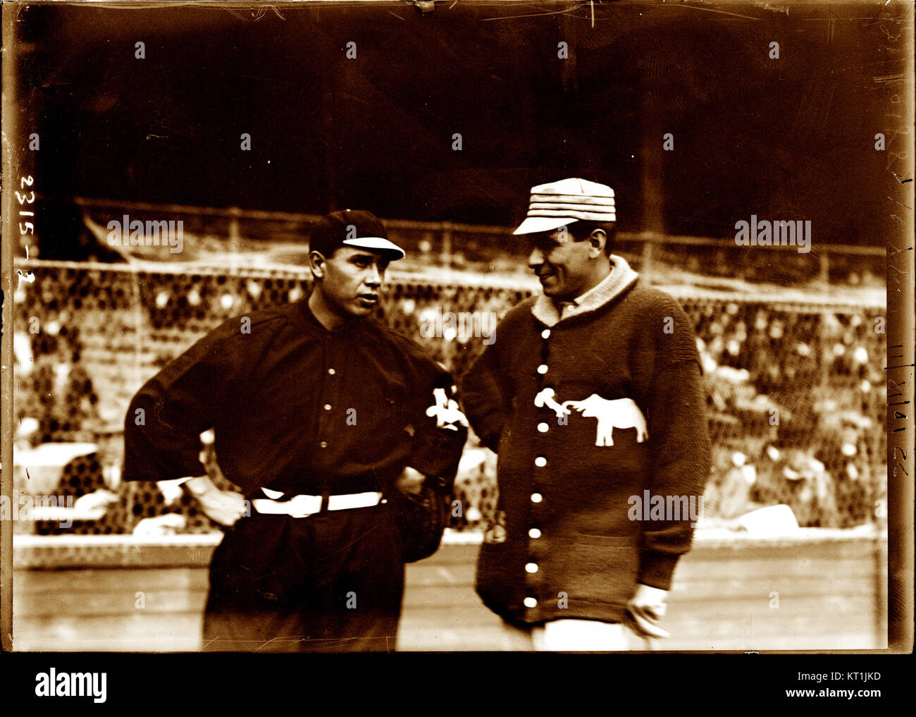 Une photographie historique capturant les attrapeurs Chief Meyers des Giants de New York et Chief Bender des Athletics de Philadelphie lors des World Series 1911, soulignant la présence de joueurs amérindiens dans le baseball du début du XXe siècle. Banque D'Images