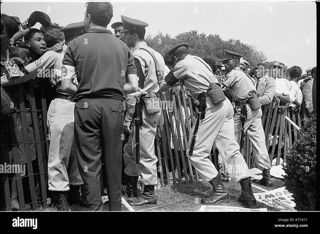 Cette photographie historique capture la ligne de police pendant la marche des droits civils à Washington, D.C. la marche a été un moment charnière dans le mouvement des droits civils, plaidant pour l'égalité raciale et la justice aux États-Unis. Banque D'Images Cette photographie historique capture la ligne de police pendant la marche des droits civils à Washington, D.C. la marche a été un moment charnière dans le mouvement des droits civils, plaidant pour l'égalité raciale et la justice aux États-Unis. Banque D'Images