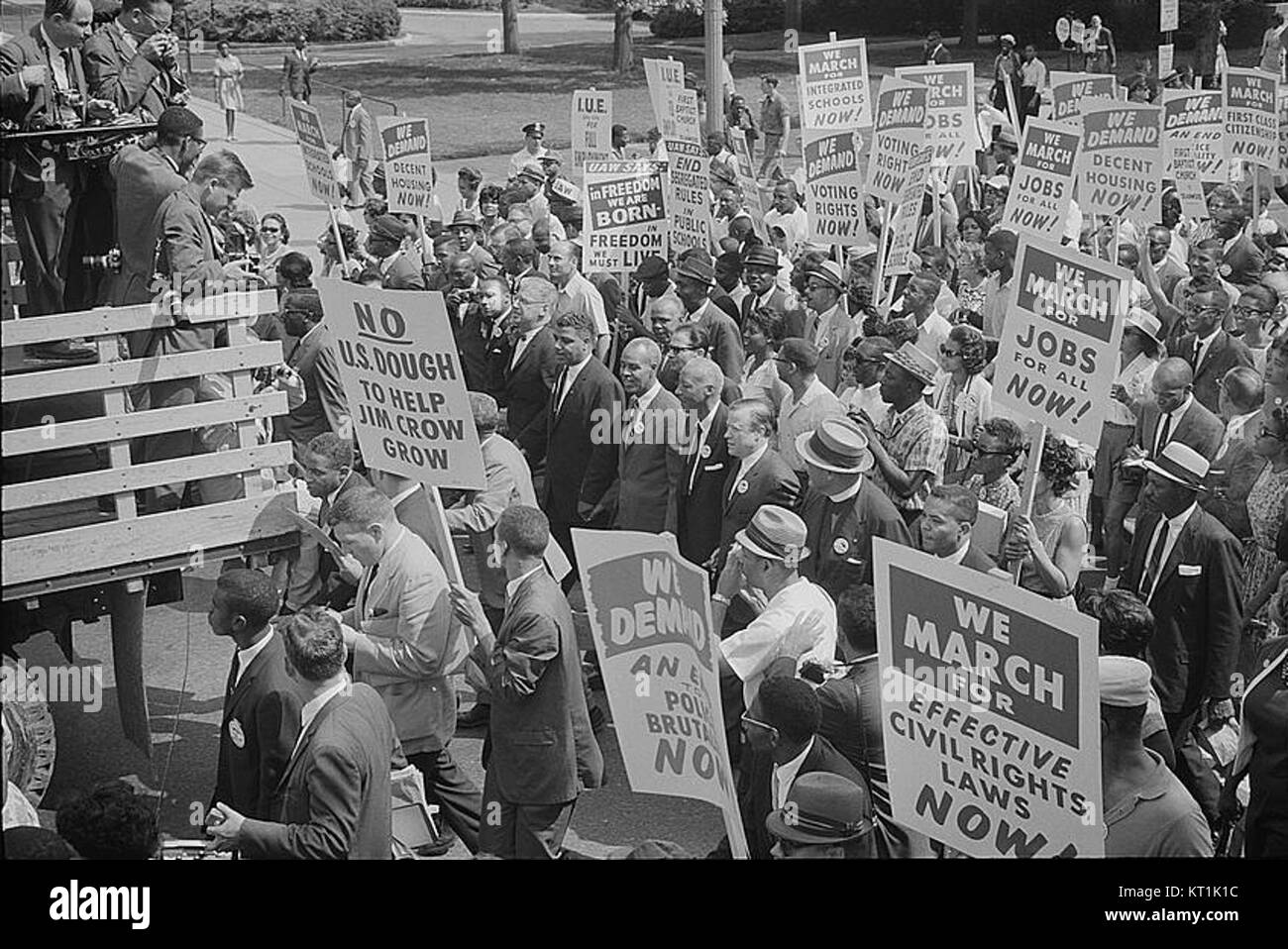 La marche des droits civiques sur Washington, DC, qui s'est tenue en 1963, a été un événement charnière dans l'histoire américaine, réunissant des milliers de personnes pour plaider en faveur de l'égalité raciale et de la justice, avec le discours emblématique de Martin Luther King Jr 'I Have a Dream' marquant l'occasion. Banque D'Images La marche des droits civiques sur Washington, DC, qui s'est tenue en 1963, a été un événement charnière dans l'histoire américaine, réunissant des milliers de personnes pour plaider en faveur de l'égalité raciale et de la justice, avec le discours emblématique de Martin Luther King Jr 'I Have a Dream' marquant l'occasion. Banque D'Images