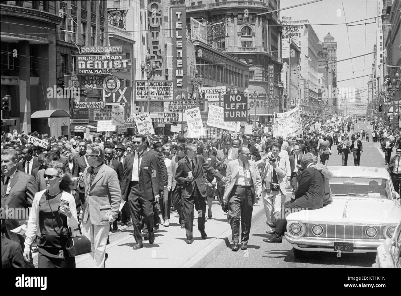 Le défilé des droits civiques à la Convention nationale républicaine (RNC) de 1964 a capturé la lutte en cours pour l'égalité raciale au cours d'une année charnière dans le mouvement américain des droits civiques. Banque D'Images Le défilé des droits civiques à la Convention nationale républicaine (RNC) de 1964 a capturé la lutte en cours pour l'égalité raciale au cours d'une année charnière dans le mouvement américain des droits civiques. Banque D'Images