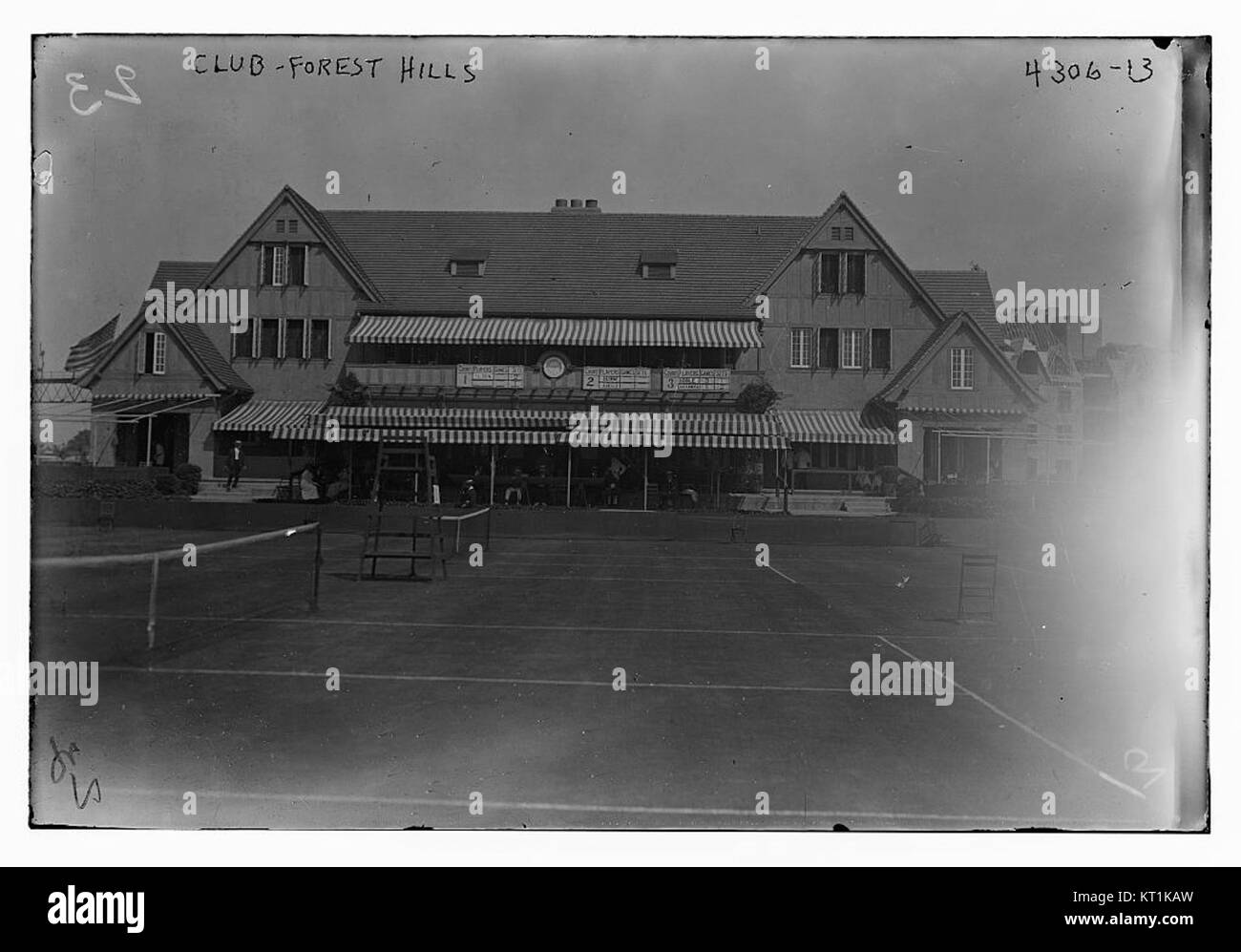 Le Forest Hills Club est un club social privé bien connu situé à Forest Hills, un quartier du Queens, New York. Il est reconnu pour ses installations et ses événements sociaux, servant de carrefour communautaire pour ses membres. Banque D'Images