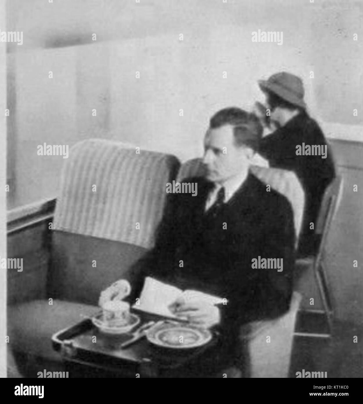 Le service de repas en autocar pour National Limited désigne le service de restauration offert aux passagers voyageant à bord des trains de National Limited. Le service était une caractéristique importante des voyages longue distance, offrant des repas pour améliorer l'expérience des passagers. Banque D'Images