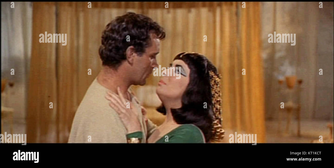 La capture d'écran de la bande-annonce de 1963 *Cleopatra* capture un moment du film emblématique, mettant en valeur les décors somptueux, les costumes et la grandeur de l'épopée historique. Le film, mettant en vedette Elizabeth Taylor, est connu pour sa représentation historique et ses effets visuels époustouflants. Banque D'Images