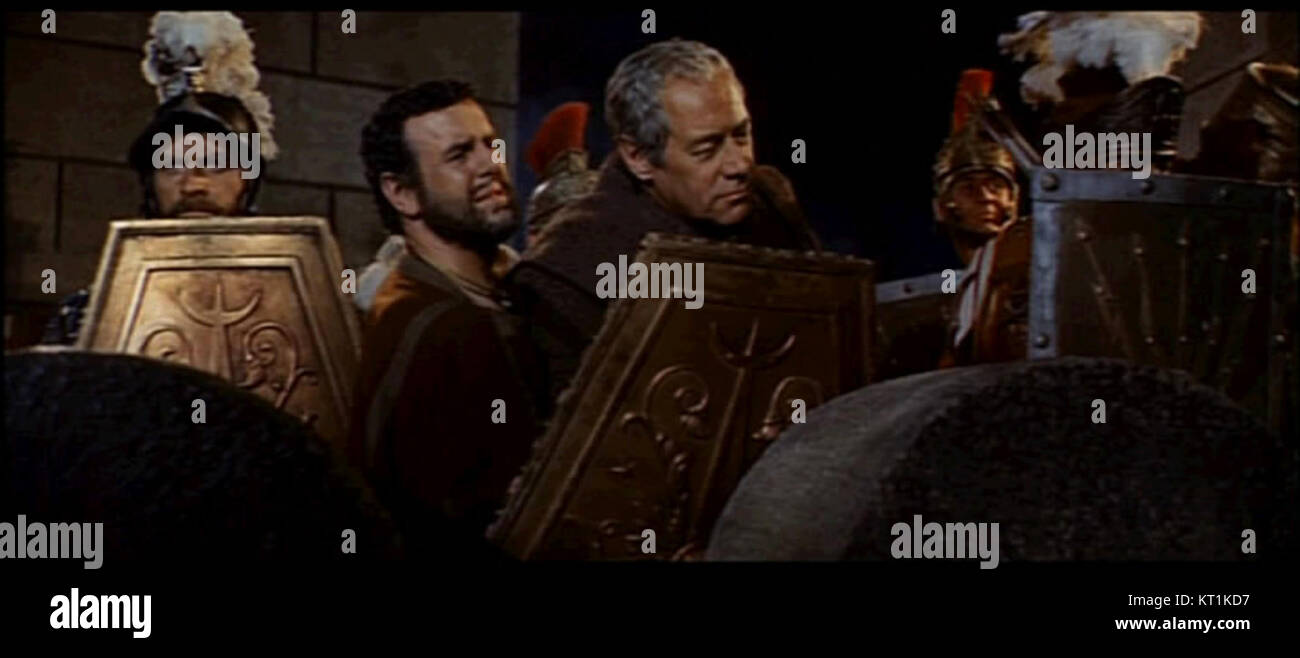Une capture d'écran du film de 1963 *Cléopâtre*, présentant une scène clé. Le film, mettant en vedette Elizabeth Taylor, est un récit dramatique de la vie de l'ancienne reine égyptienne Cléopâtre, connue pour ses décors somptueux et ses récits historiques. Banque D'Images