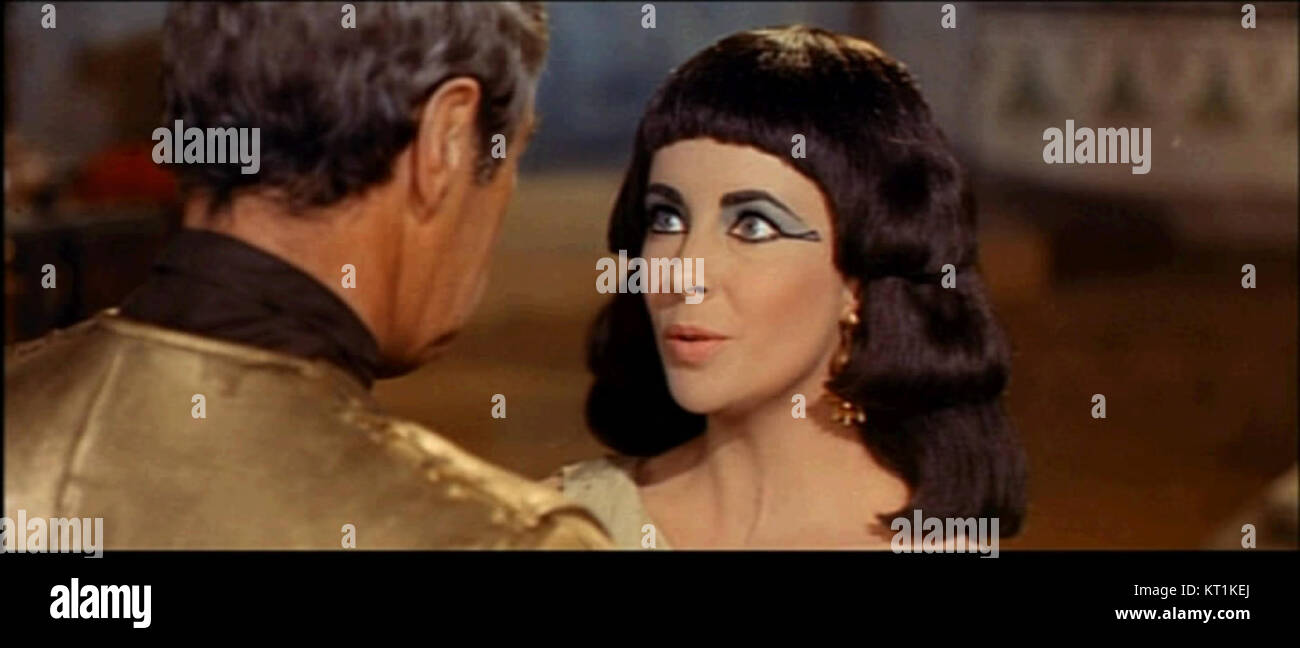 Une capture d'écran du film de 1963 *Cléopâtre*, présentant la bande-annonce emblématique qui a capturé la grandeur visuelle du film. Ce drame historique épique a été réalisé par Joseph L. Mankiewicz et a joué Elizabeth Taylor dans le rôle de Cléopâtre. Banque D'Images