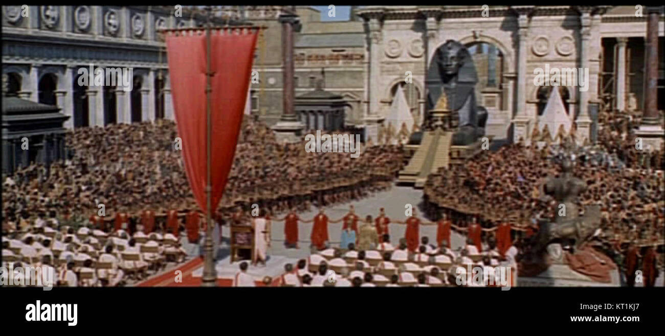 Capture d'écran du film de 1963 *Cléopâtre*, montrant un moment clé de la bande-annonce, avec des images emblématiques de la grandeur du film et des scènes dramatiques. La bande-annonce présente l'opulence et le cadre historique du film, avec Elizabeth Taylor et Richard Burton. Le film dépeint la vie et le règne de Cléopâtre, reine d'Égypte, avec des décors à grande échelle et des costumes somptueux. Banque D'Images