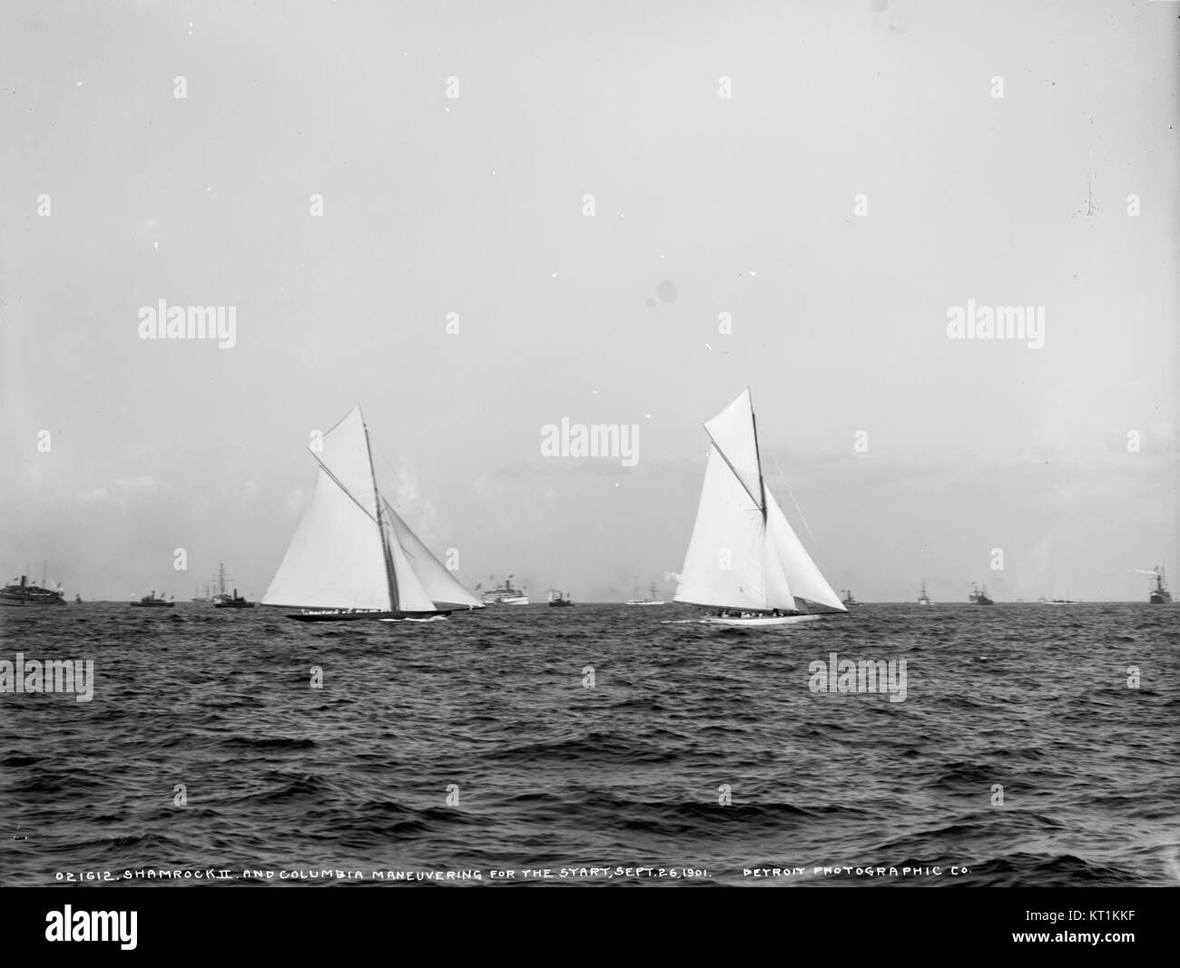 Le Columbia et le Shamrock II étaient des yachts célèbres qui ont participé aux courses de la Coupe de l'America. Ces deux yachts sont connus pour leurs avancées technologiques et leur héritage concurrentiel dans l'histoire de la voile. Banque D'Images