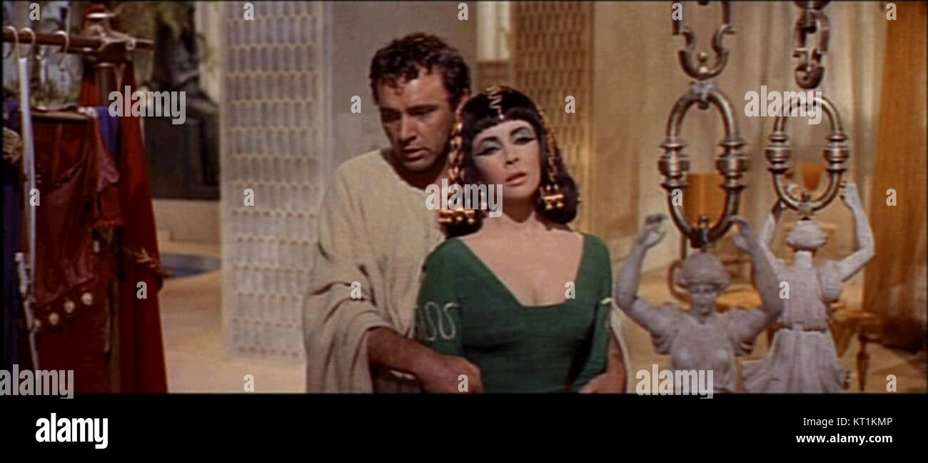 Une capture d'écran de bande-annonce de 1963 du film Cléopâtre, présentant une scène emblématique du film épique. Cleopatra, avec Elizabeth Taylor, reste l'un des films les plus percutants de l'histoire cinématographique. Banque D'Images