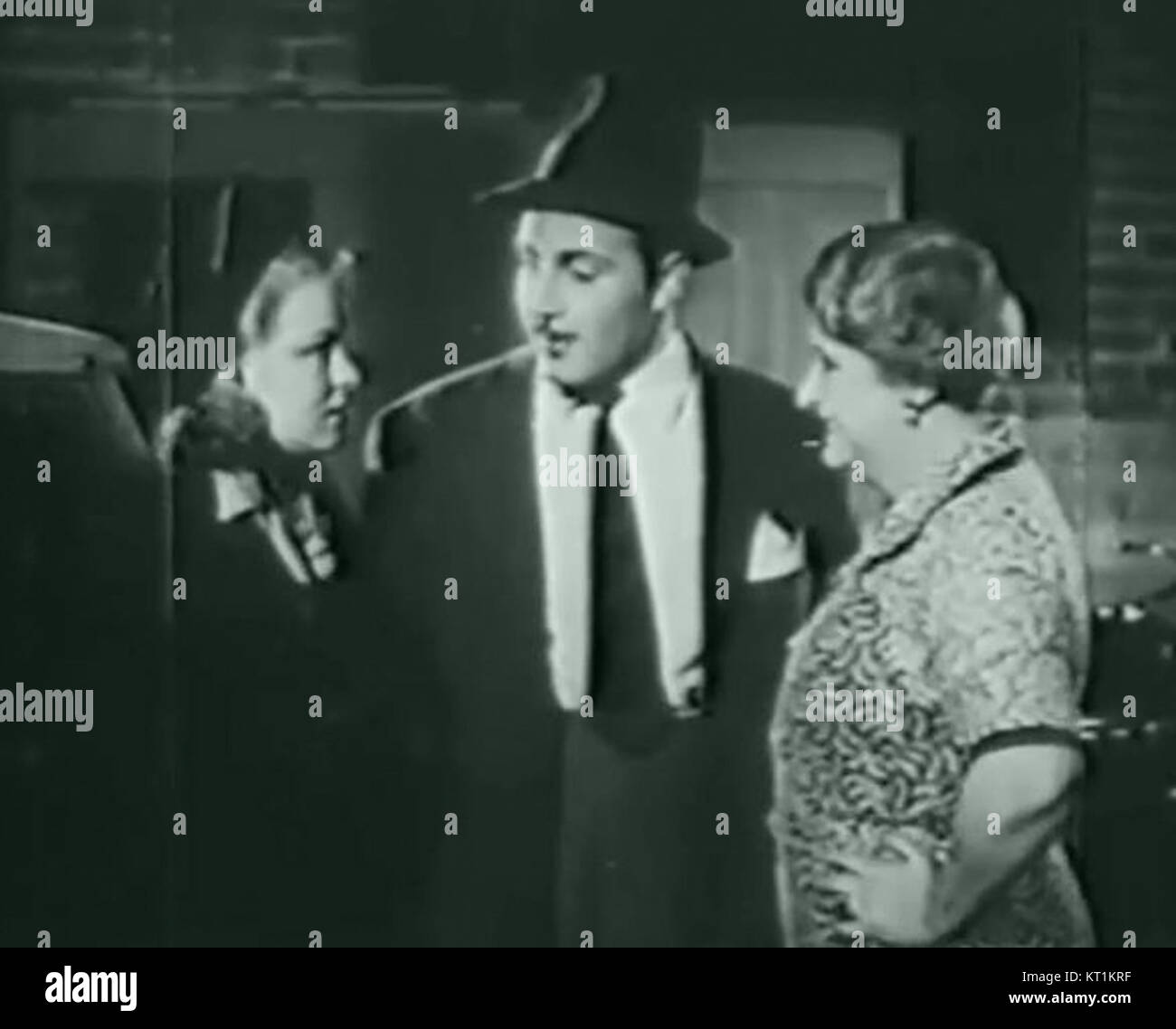 Confessions of a Vice Baron, un film de 1943 mettant en vedette André Castello Young, est un drame criminel qui explore le monde souterrain du vice et du crime dans un style noir et gravitty. Le film plonge dans les complexités du crime et de la morale. Banque D'Images