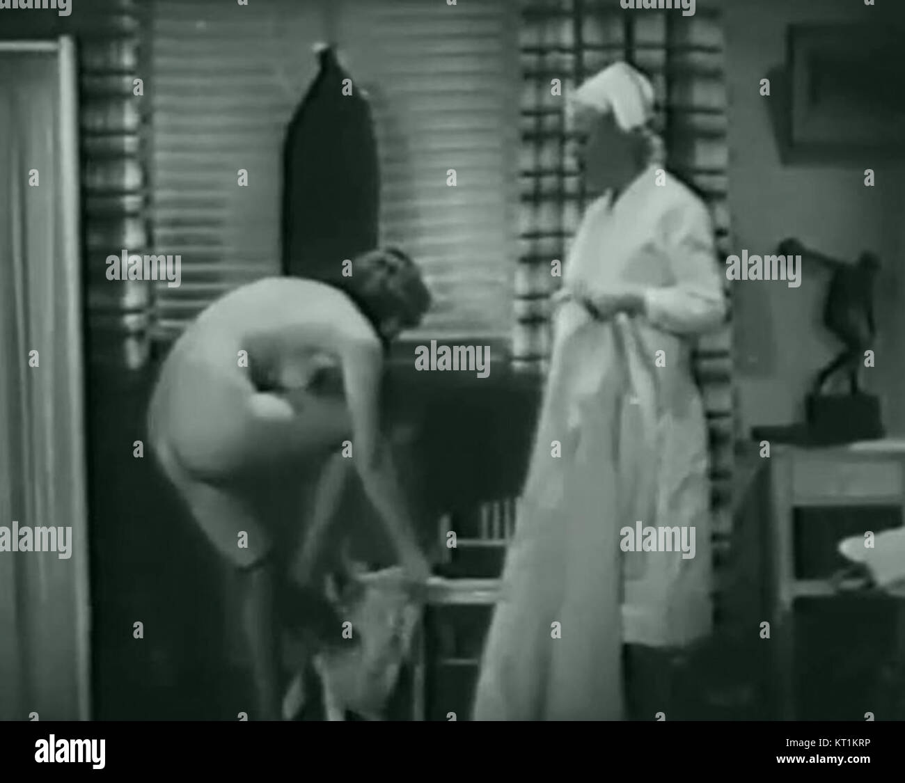 Confessions of a Vice Baron est un film de 1943 qui plonge dans la vie d'une figure notoire impliquée dans des raquettes de vice. Cette scène se concentre sur un personnage clé se préparant à un moment important du récit. Banque D'Images