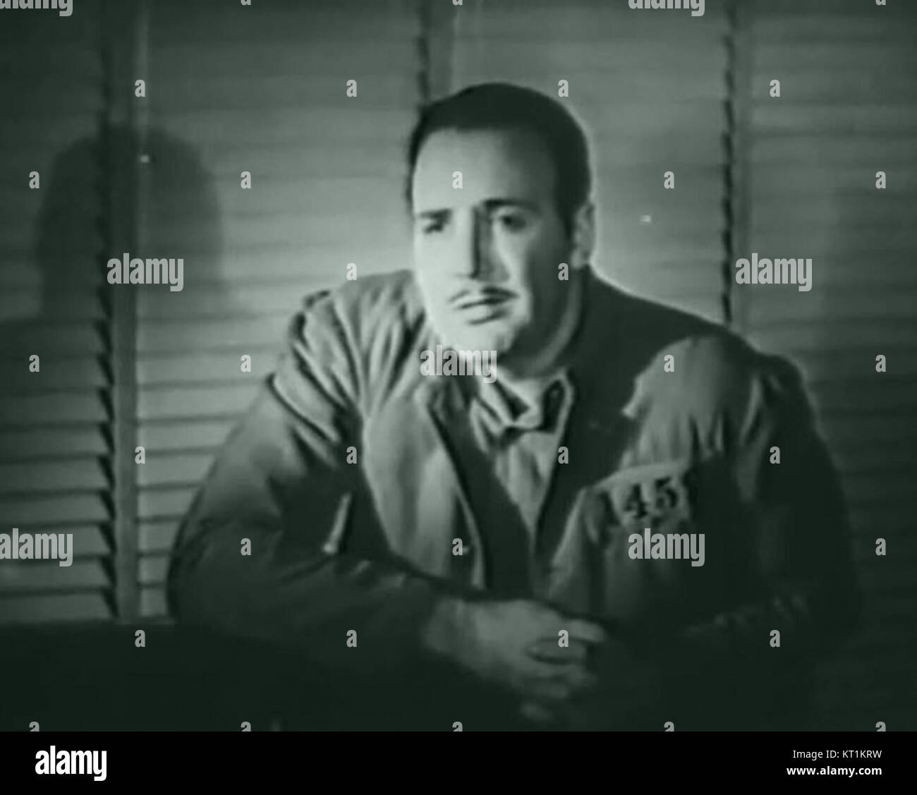 Confessions of a Vice Baron (1943) est un film dramatique policier réalisé par George Blair, avec Willy Castello. Le film explore les thèmes du crime et de la morale, qui se déroulent dans le monde du vice et de la corruption. Banque D'Images