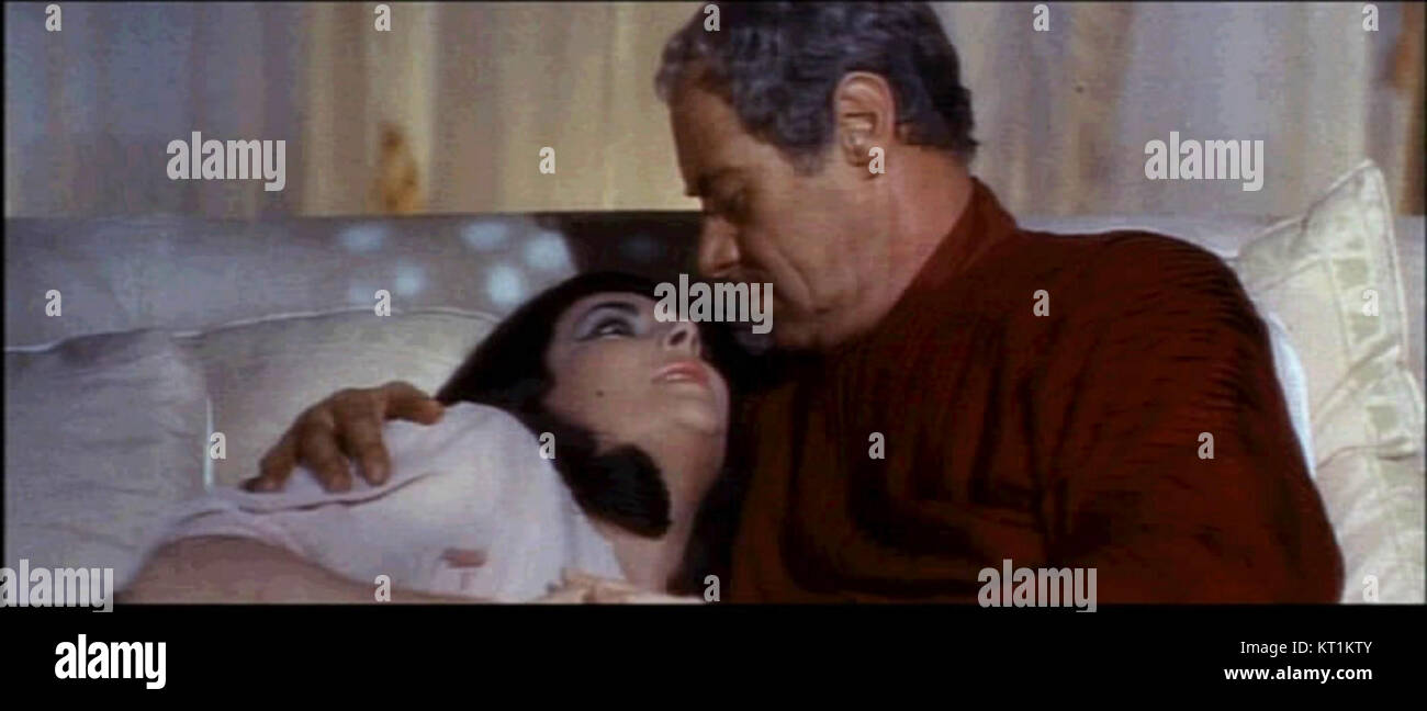 Une capture d'écran de bande-annonce de 1963 du film « Cléopâtre » présente une scène pivot ou une photo promotionnelle. Le film, connu pour sa production somptueuse et ses thèmes historiques, est devenu l'un des films les plus emblématiques de son époque. Banque D'Images