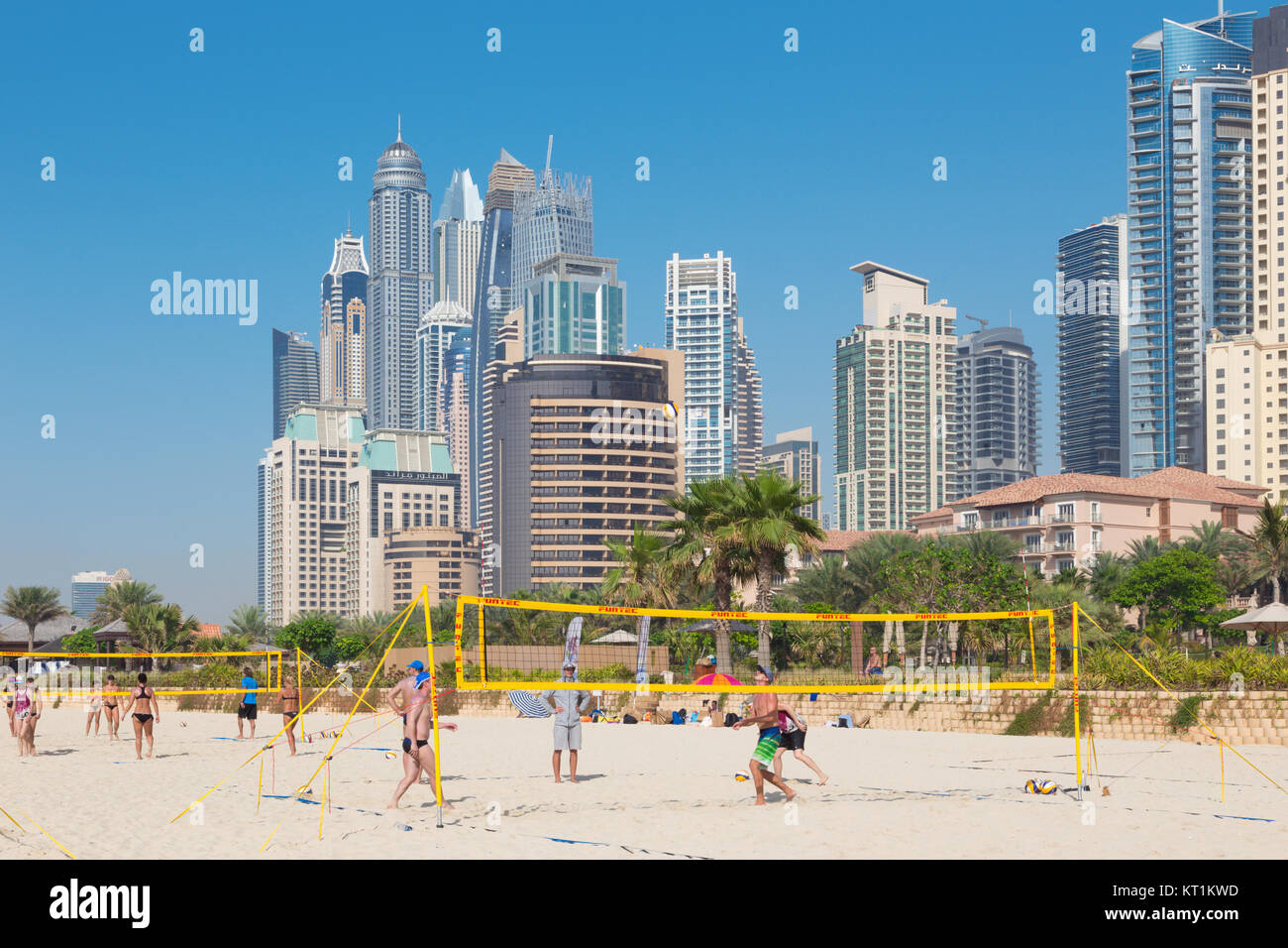 Dubaï, Émirats arabes unis - Mars 28, 2017 : La Marina towers de plage avec le sable volley. Banque D'Images