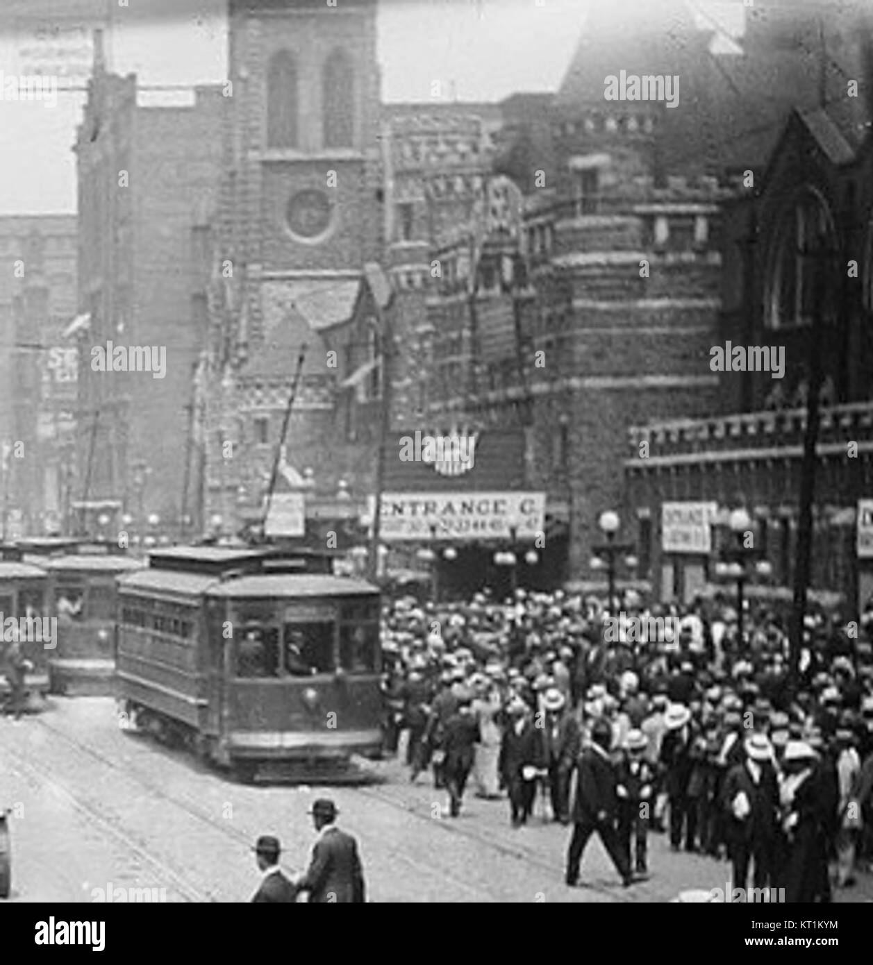 Une photographie d'une foule à une convention à Chicago, capturée par la Bibliothèque du Congrès, montrant des personnes qui participent à des discussions et assistent à l'événement. Banque D'Images