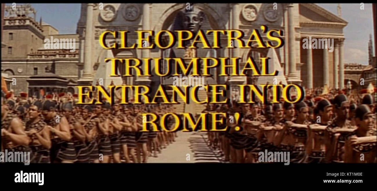 Cette image est une capture d'écran du film de 1963 *Cléopâtre*, montrant une scène dramatique de la bande-annonce. Le film met en vedette Elizabeth Taylor et Richard Burton. Banque D'Images