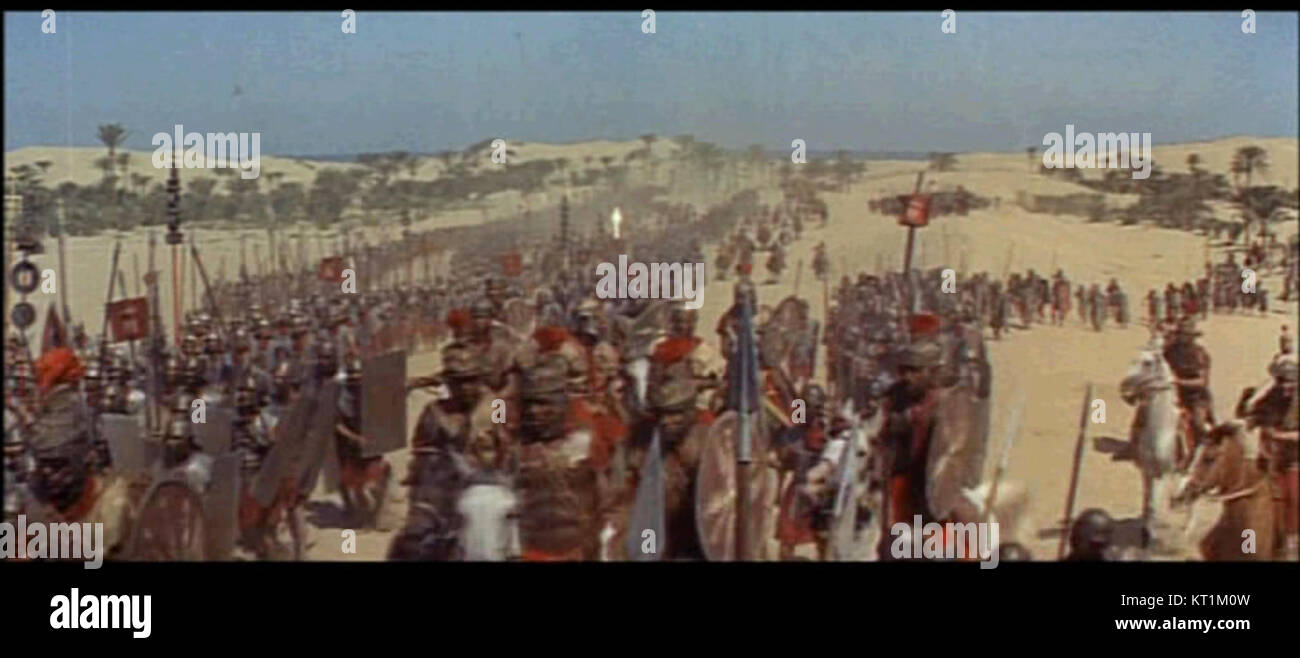 Capture d'écran de la bande-annonce de 1963 de « Cléopâtre », présentant une scène dramatique du film épique mettant en vedette Elizabeth Taylor. Banque D'Images