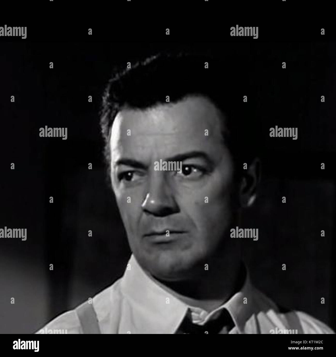 « Big Combo » de Cornel Wilde est un film policier noir américain réalisé par Joseph H. Lewis en 1955. Le film met en vedette Wilde dans le rôle d'un flic enquêtant sur une organisation criminelle dangereuse dans un récit sombre et suspensive. Banque D'Images