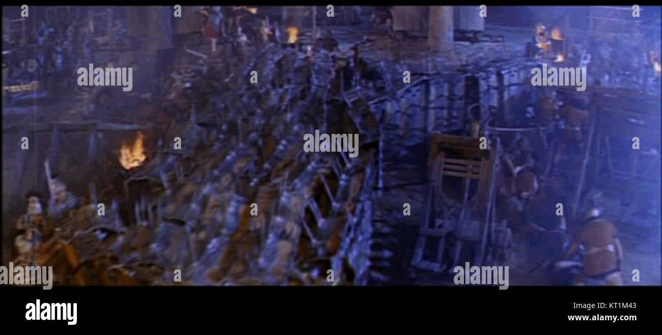 Capture d'écran de la bande-annonce 1963 du film Cléopâtre, mettant en scène une scène emblématique qui met en valeur la grandeur du film et la représentation de personnages historiques en costume. Banque D'Images