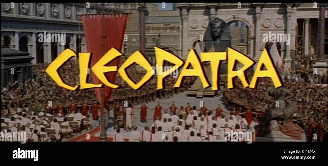 Capture d'écran du film « Cléopâtre » de 1963, présentant un instant de la bande-annonce du film. Le film, mettant en vedette Elizabeth Taylor, est un portrait épique de la vie de Cléopâtre, reine d'Égypte. Banque D'Images