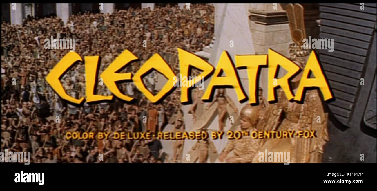 Capture d'écran de la bande-annonce de 1963 de Cléopâtre, l'un des films les plus emblématiques du XXe siècle. L'image met en valeur le grand décor, mettant en vedette Elizabeth Taylor dans le rôle de Cléopâtre, mettant en évidence la production opulente du film. Banque D'Images