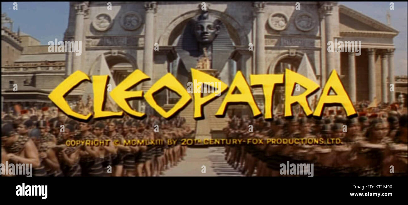 Cette capture d'écran du film de 1963 *Cléopâtre* présente un moment dramatique de la bande-annonce emblématique du film. Le film, mettant en vedette Elizabeth Taylor et Richard Burton, est une épopée historique qui se déroule dans l'Égypte ancienne, se concentrant sur la vie de la reine Cléopâtre. Il est devenu l'un des films les plus chers jamais réalisés à l'époque, réputé pour sa production somptueuse et sa grandeur. Banque D'Images
