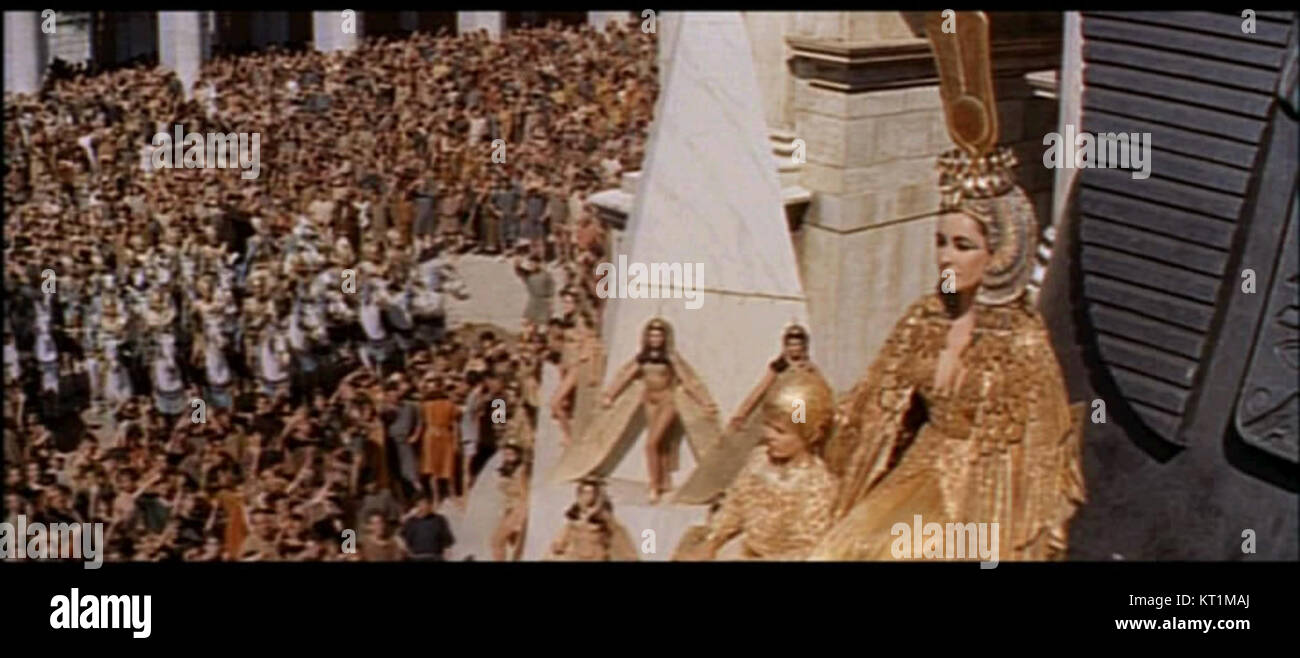 Une capture d'écran du film de 1963 *Cléopâtre*, mettant en vedette un moment ou une scène emblématique du film. Le film, mettant en vedette Elizabeth Taylor, est connu pour sa production somptueuse et son portrait historique de la reine égyptienne. Banque D'Images