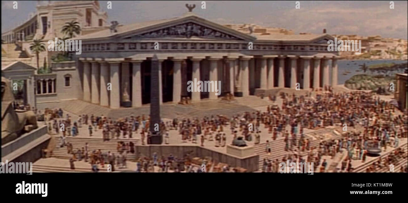 Cette capture d'écran du film « Cléopâtre » de 1963 présente une scène dramatique de la bande-annonce, mettant en évidence la grandeur de la production du film. Banque D'Images