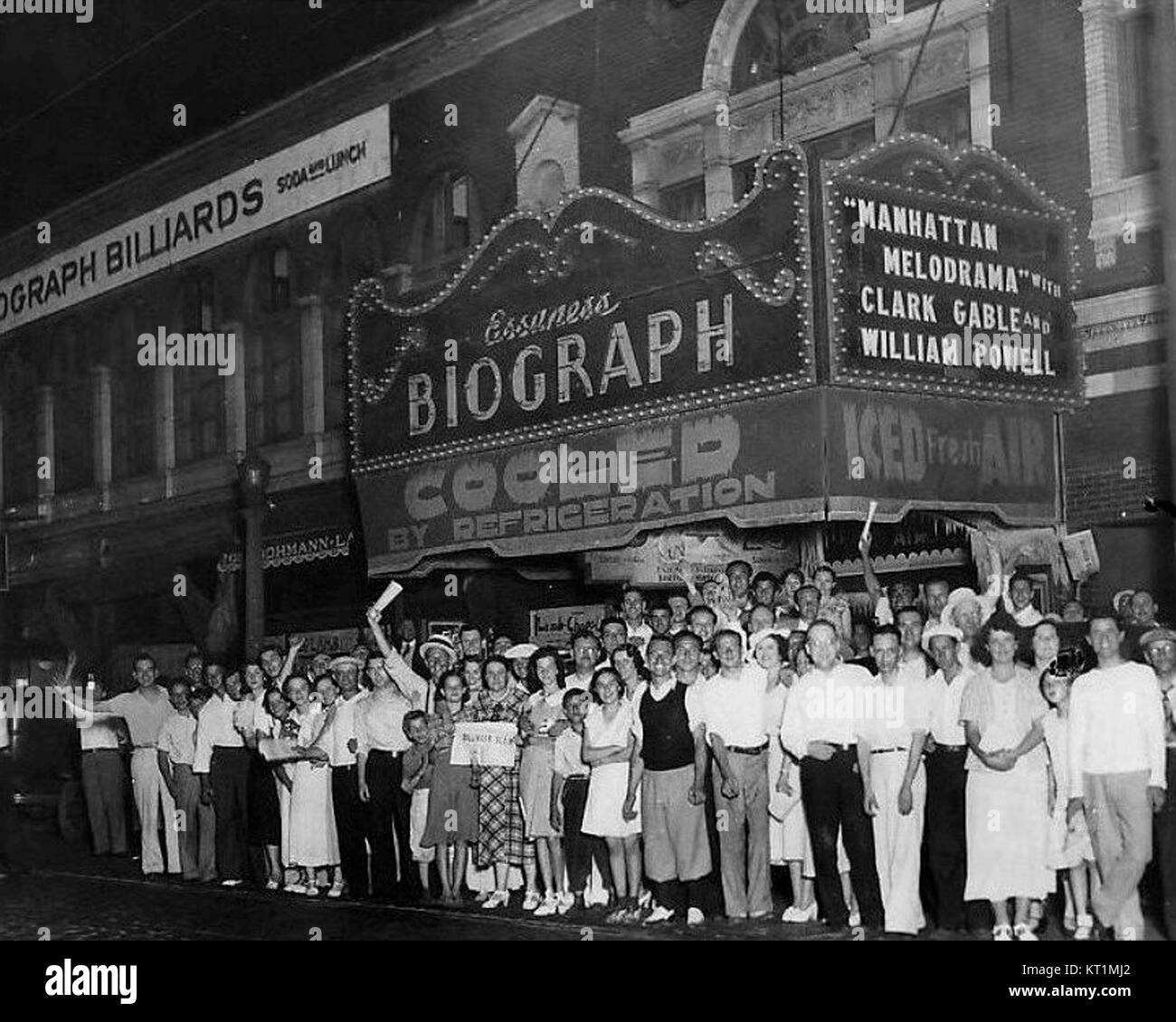 Cette photographie capture une foule nombreuse à l'extérieur du Biograph Theater de Chicago après la mort du célèbre gangster John Dillinger. L'événement marque un moment important dans l'histoire criminelle américaine des années 1930. Banque D'Images Cette photographie capture une foule nombreuse à l'extérieur du Biograph Theater de Chicago après la mort du célèbre gangster John Dillinger. L'événement marque un moment important dans l'histoire criminelle américaine des années 1930. Banque D'Images