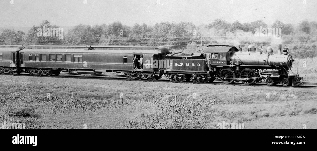 Image historique d'une locomotive à vapeur CStPMO 4-4-0 Ce type de locomotive a été utilisé au début du XXe siècle par la Compagnie des chemins de fer de Paris à Orléans (CStPMO) en France, connue pour sa puissance et son efficacité dans le transport de voyageurs. Banque D'Images