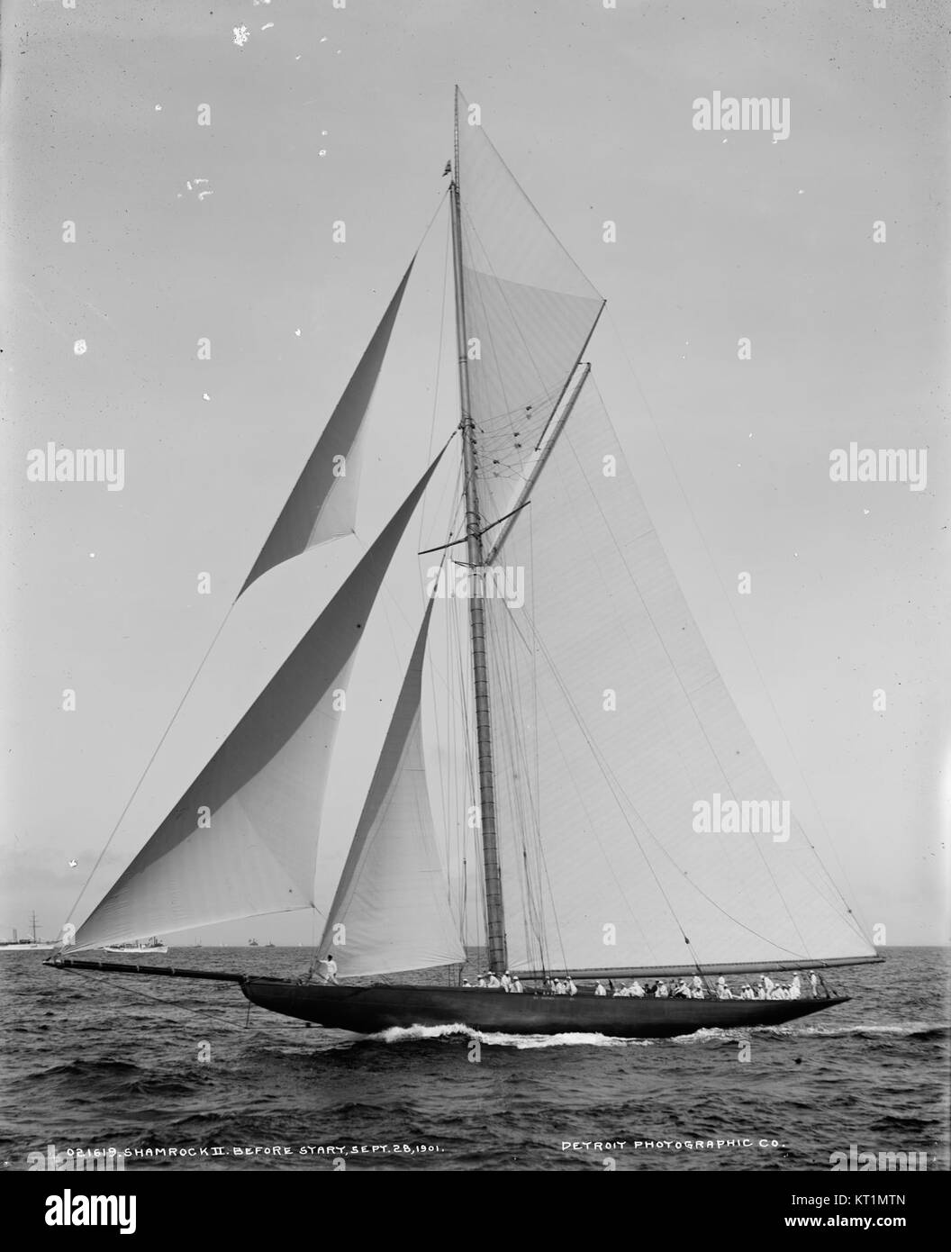 Cutter Shamrock II-1917 est un yacht de course américain classique, connu pour son implication dans la Coupe de l'America 1917. Conçu par Nathaniel Herreshoff, ce cutter a été conçu pour la vitesse et la maniabilité, devenant l'un des yachts les plus célèbres du début du XXe siècle. Ses lignes épurées et son design avancé ont contribué à sa performance compétitive dans les événements internationaux de voile. Banque D'Images