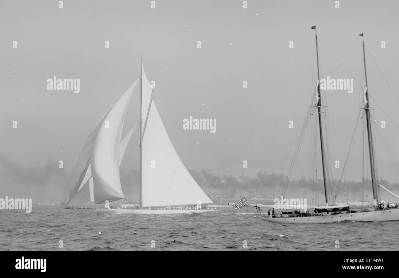 Le *Shamrock III*, célèbre yacht de course, a été conçu par Nathanael Herreshoff pour la Coupe de l'America 1903. Connu pour sa vitesse et son design, le yacht est une partie importante de l'histoire maritime. Banque D'Images