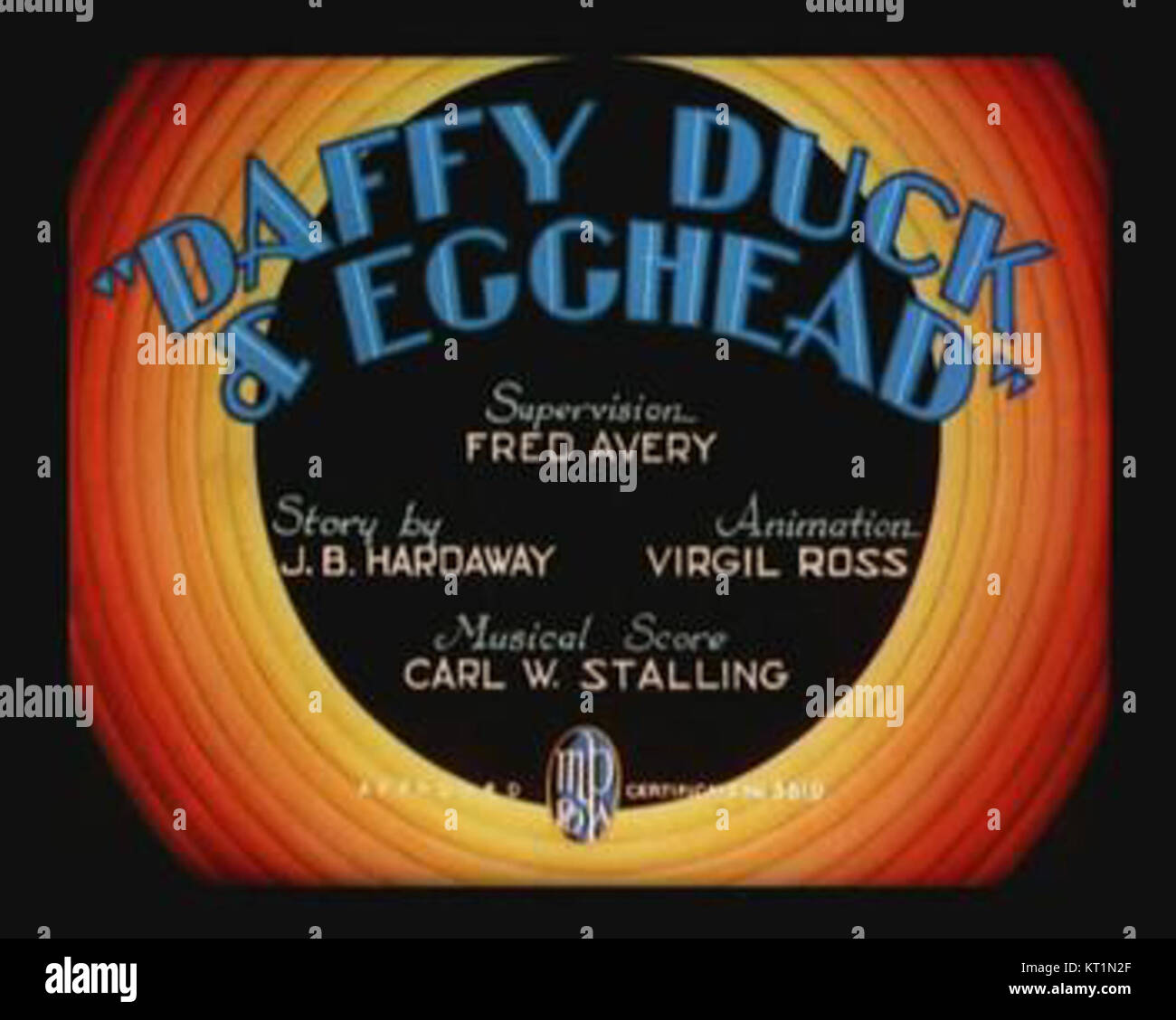 La carte-titre du court-métrage animé « Daffy Duck and Egghead » présente les personnages emblématiques de Warner Bros. Daffy Duck, connu pour ses manigances loufoques, et Egghead, un personnage récurrent dans les premiers dessins animés, sont représentés dans une séquence d'ouverture colorée pour le dessin animé. Banque D'Images