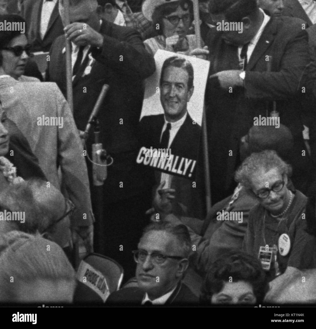 Cette image est probablement tirée de la Convention nationale démocrate de 1964, plus précisément du jour 3. Il mentionne Connally, peut-être en référence à une figure politique, probablement le gouverneur du Texas John Connally, impliqué dans l'événement. Banque D'Images