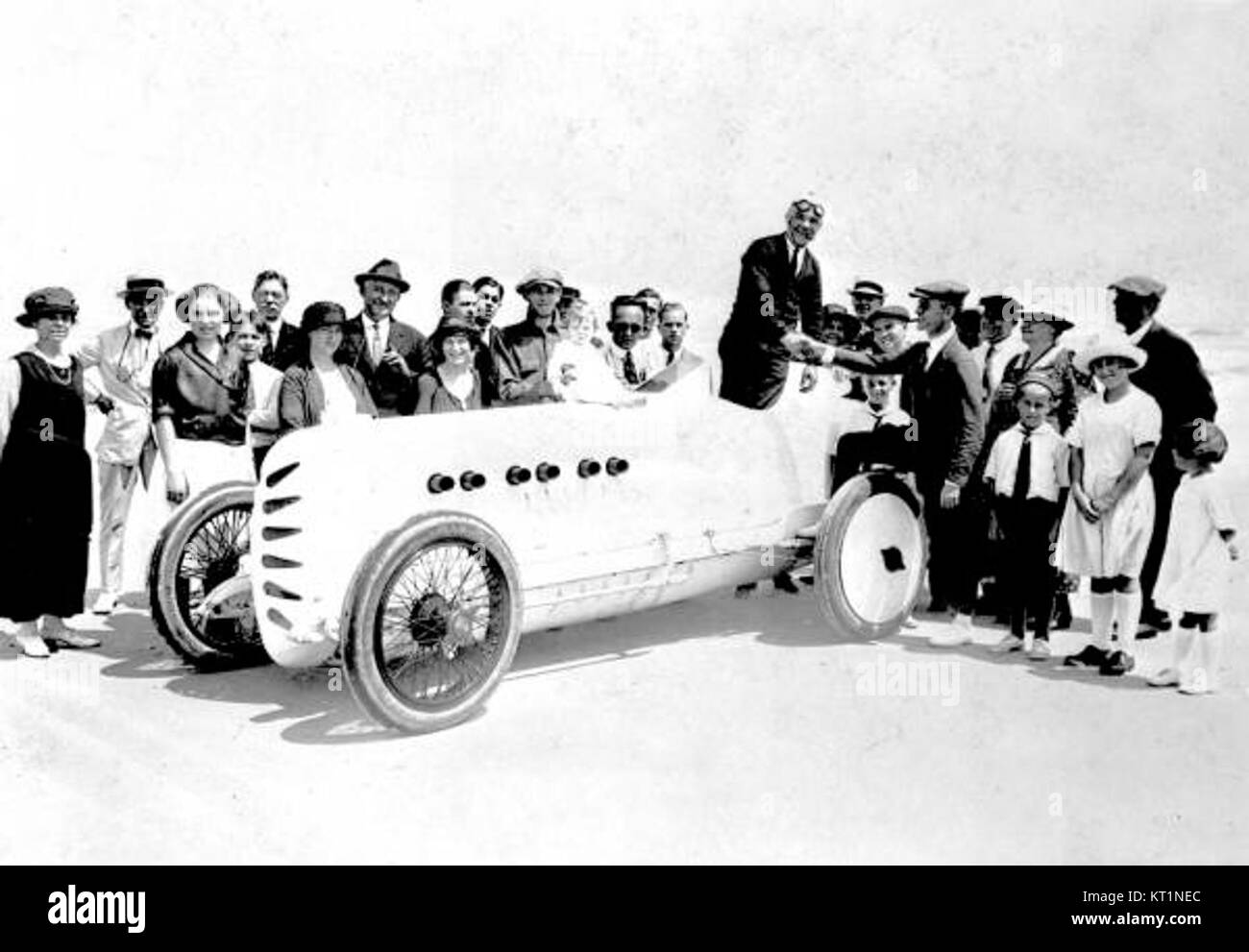 Une photo de Daytona Beach, Floride, mettant en valeur ses rives sablonneuses et son environnement côtier. Connue pour ses plages, elle est une destination prisée des touristes, notamment pour ses courses automobiles. Banque D'Images