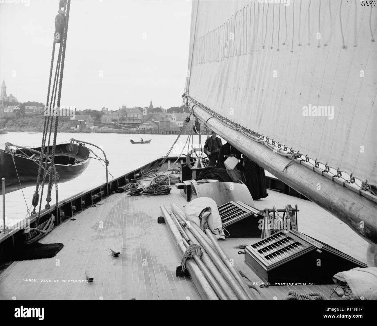 Cette photographie montre le pont du Mayflower, le navire historique qui a transporté les pèlerins en Amérique en 1620. Il donne un aperçu de la conception du navire et des conditions à bord pendant son voyage. Banque D'Images
