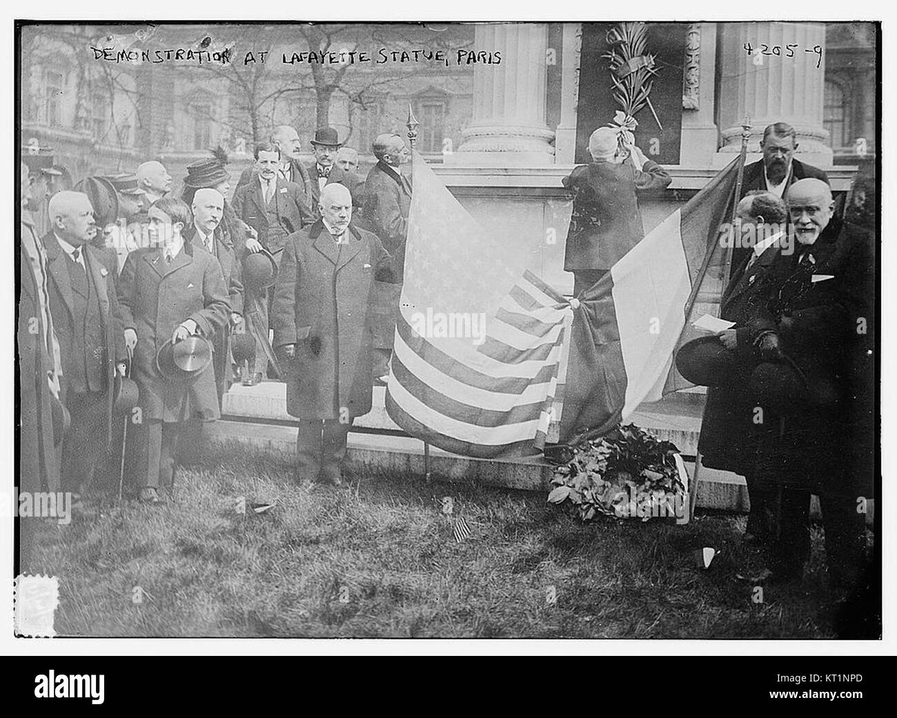 Une manifestation à la Statue Lafayette à Paris, France. La foule se rassemble près du monument dédié au marquis de Lafayette, héros de la guerre d'indépendance française et américaine. Banque D'Images