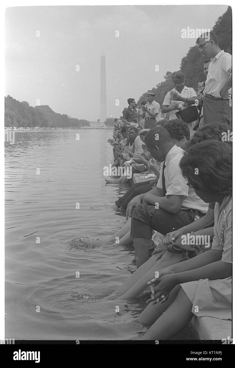 Cette image emblématique capture des manifestants assis les pieds dans le bassin réfléchissant lors de la marche du 1963 sur Washington pour l'emploi et la liberté. C'est un moment important dans le mouvement des droits civiques aux États-Unis. Banque D'Images Cette image emblématique capture des manifestants assis les pieds dans le bassin réfléchissant lors de la marche du 1963 sur Washington pour l'emploi et la liberté. C'est un moment important dans le mouvement des droits civiques aux États-Unis. Banque D'Images