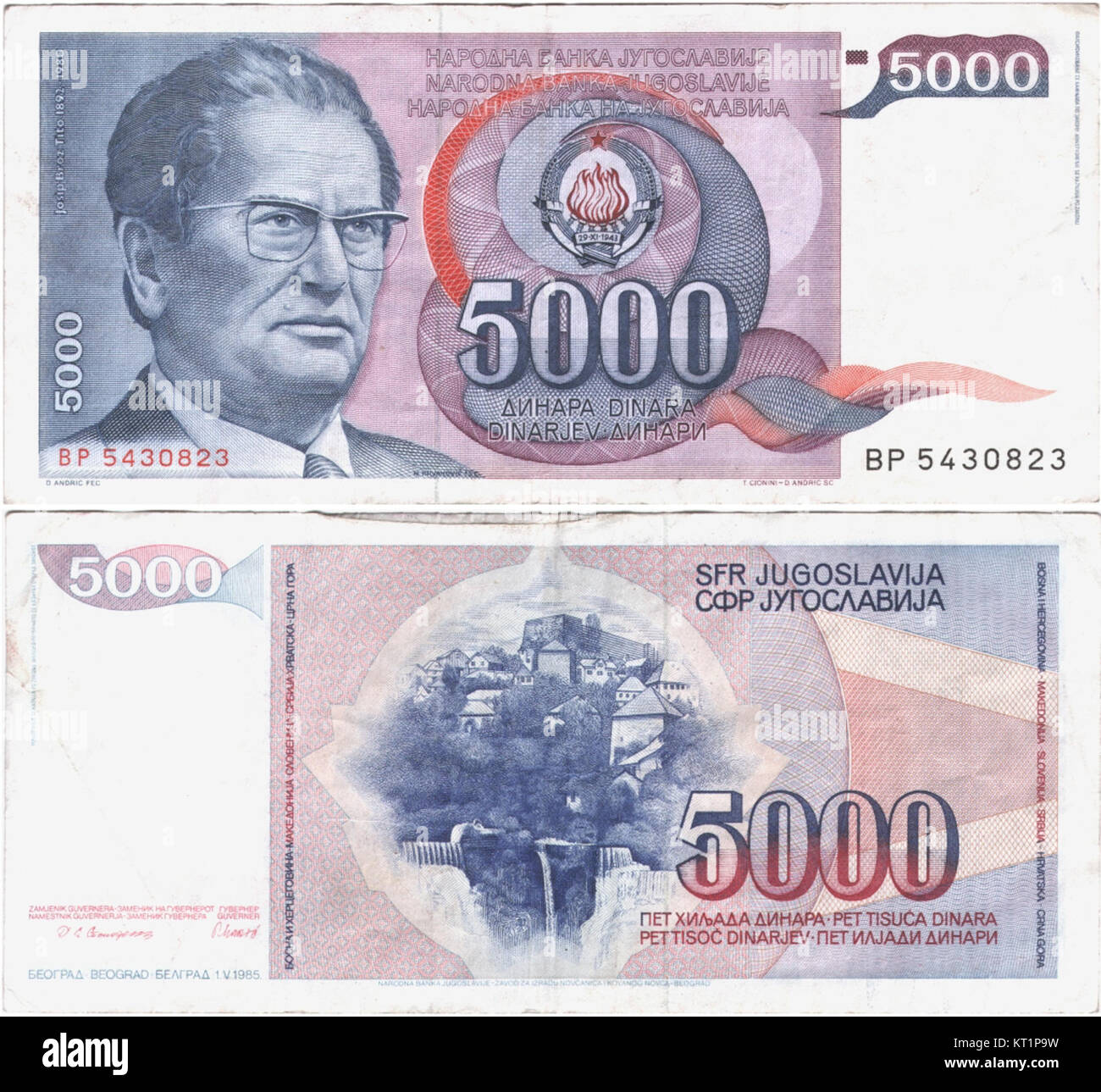 Le billet yougoslave de 5 000 dinara de 1985 comporte un portrait du maréchal Josip Broz Tito sur l'avers et une image de Jajce, Bosnie, au revers. Ce billet faisait partie de la série 'Hard Dinar' visant à stabiliser la monnaie après la seconde Guerre mondiale Banque D'Images