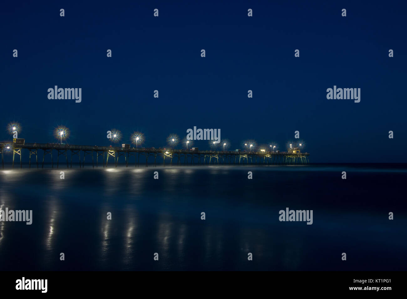 La jetée de pêche sur l'île d'Émeraude, Caroline du Nord. Banque D'Images