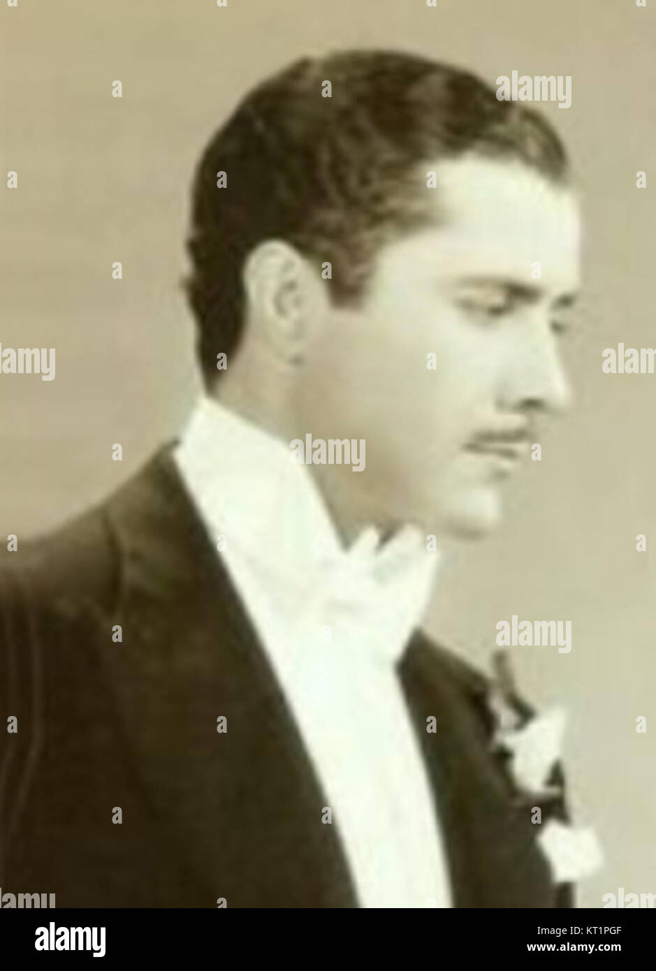 Don Alvarado a joué dans le film musical de 1935 'I Live for Love', jouant un rôle important dans le drame romantique. Le film est remarquable pour sa musique et les performances de son casting, mettant en vedette le genre populaire de l'époque des histoires d'amour musicales et légères. Banque D'Images