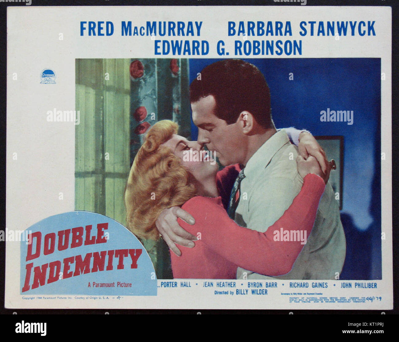 Une carte de réception pour le film de 1944 « double Indemnity », mettant en valeur le style noir emblématique du film. La carte présente des images clés de l'atmosphère tendue et suspensive du film. Banque D'Images