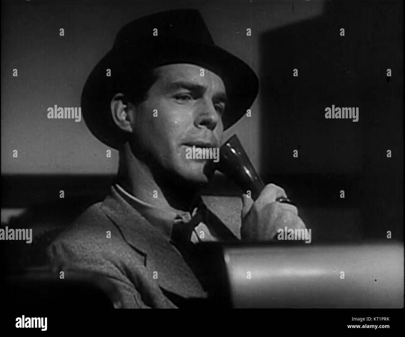 Capture d'écran du film de 1944 « double Indemnity », un thriller noir classique réalisé par Billy Wilder, mettant en valeur l'atmosphère sombre et suspensive qui définit le genre. Banque D'Images