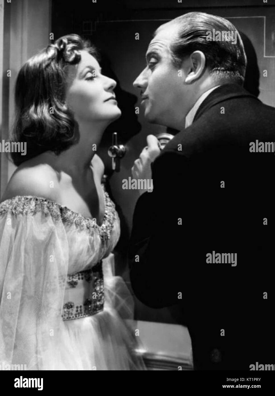 Une image promotionnelle du film de 1939 'Ninotchka', mettant en vedette Greta Garbo et Melvyn Douglas, mettant en vedette un moment comique entre les personnages principaux. Banque D'Images
