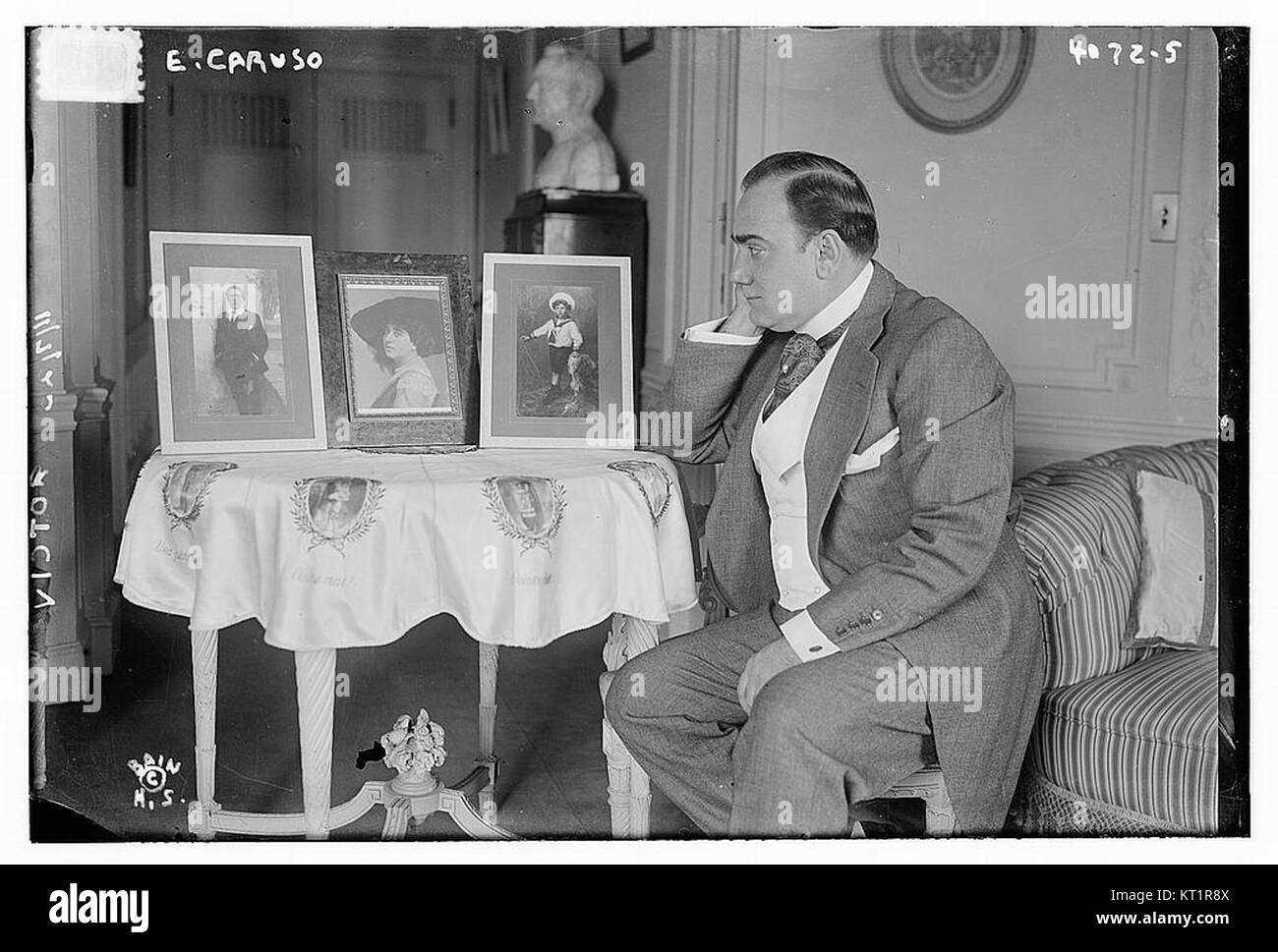 E. Caruso était un ténor italien renommé, célèbre pour sa voix puissante et ses contributions à l'opéra. Cette photographie capture son héritage dans le monde de la musique classique. Banque D'Images