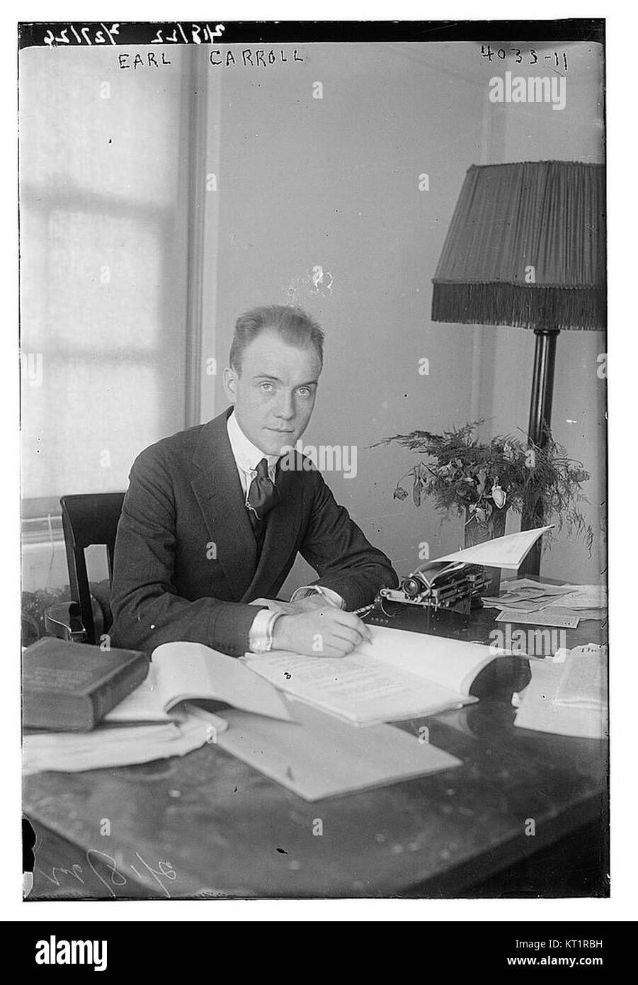 Earl Carroll était un producteur et réalisateur américain connu pour son travail du début au milieu du XXe siècle. Il a contribué aux productions de Broadway et à la scénographie au cours de sa carrière. Banque D'Images