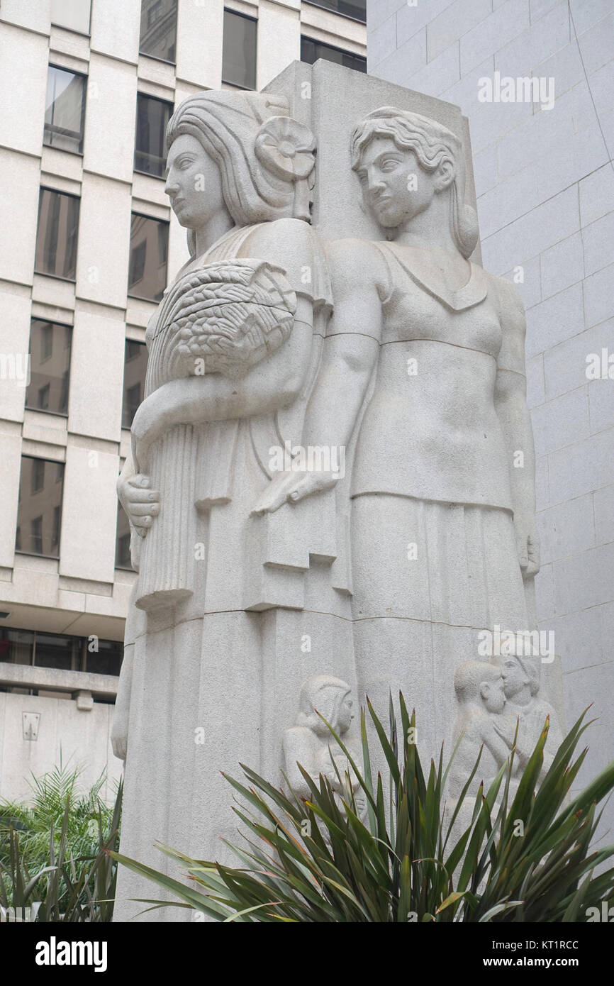 'Earth's Fullness' est une sculpture en granit de Ralph Stackpole, créée entre 1929 et 1932. La pièce est située à la Bourse de San Francisco au 155 Sansome Street, CA, et est un exemple notable de sculpture américaine du début du XXe siècle. Banque D'Images