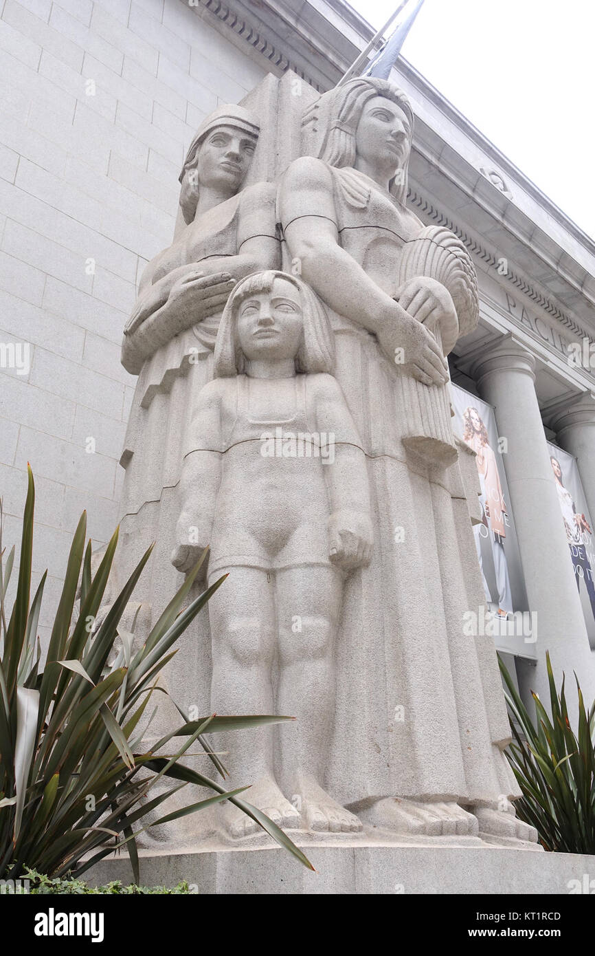 'Earth's Fullness' de Ralph Stackpole est une sculpture en granit créée entre 1929 et 1932. Il est situé à la Bourse de San Francisco, 155 Sansome Street, San Francisco, CA, et est un exemple notable de sculpture américaine du début du XXe siècle. Banque D'Images