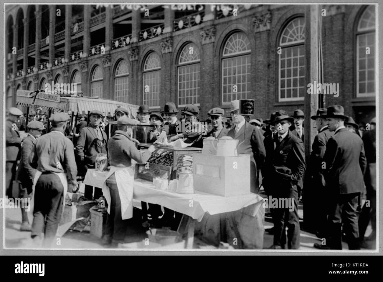 Ebbets Field, un stade de baseball historique à Brooklyn, New York, était le domicile des Brooklyn Dodgers. Construit en 1913, il est devenu un élément emblématique de l'histoire du baseball et un symbole de la culture sportive du début du XXe siècle. Banque D'Images